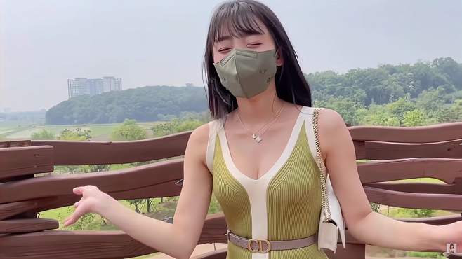 美女小姐姐圆圆的包子脸真可爱