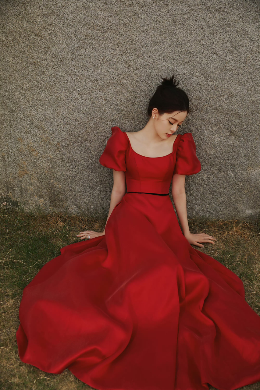 美女# 欧阳娜娜红色衣服写真,越来越有女人味了.