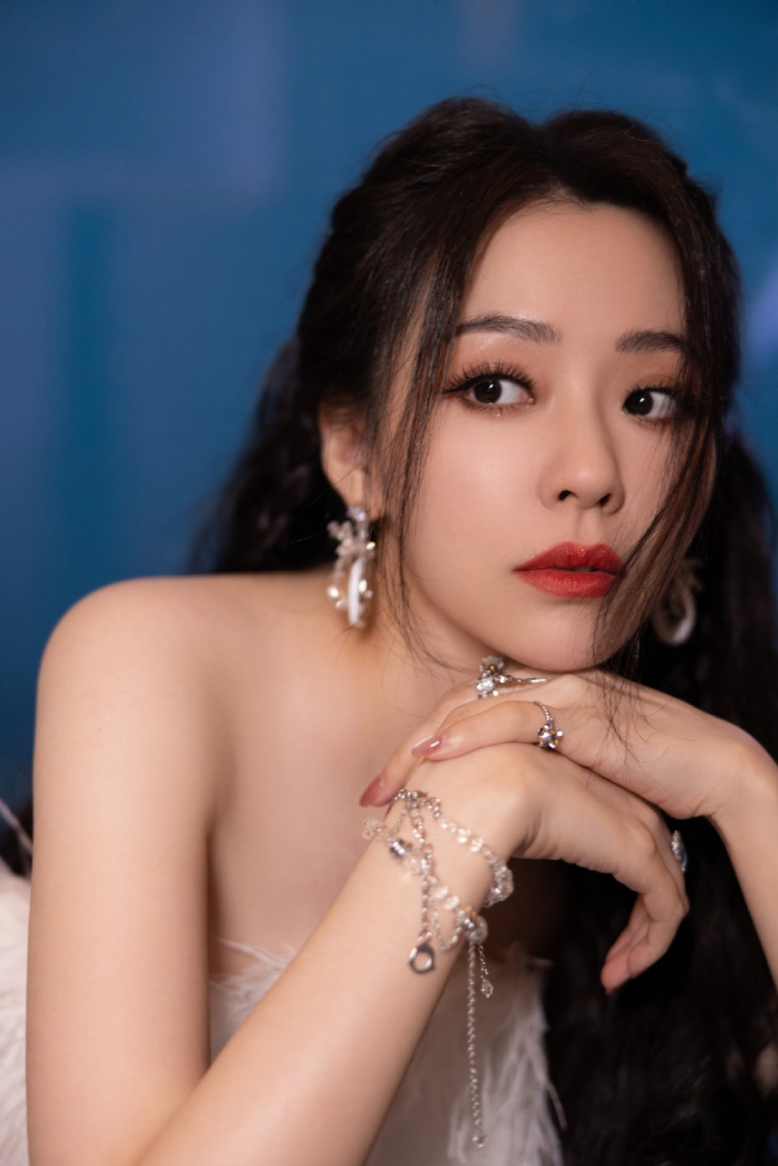 张靓颖# 一袭白色抹胸上衣,配白色长裤,尽显婀娜身姿,肤白貌美的容颜