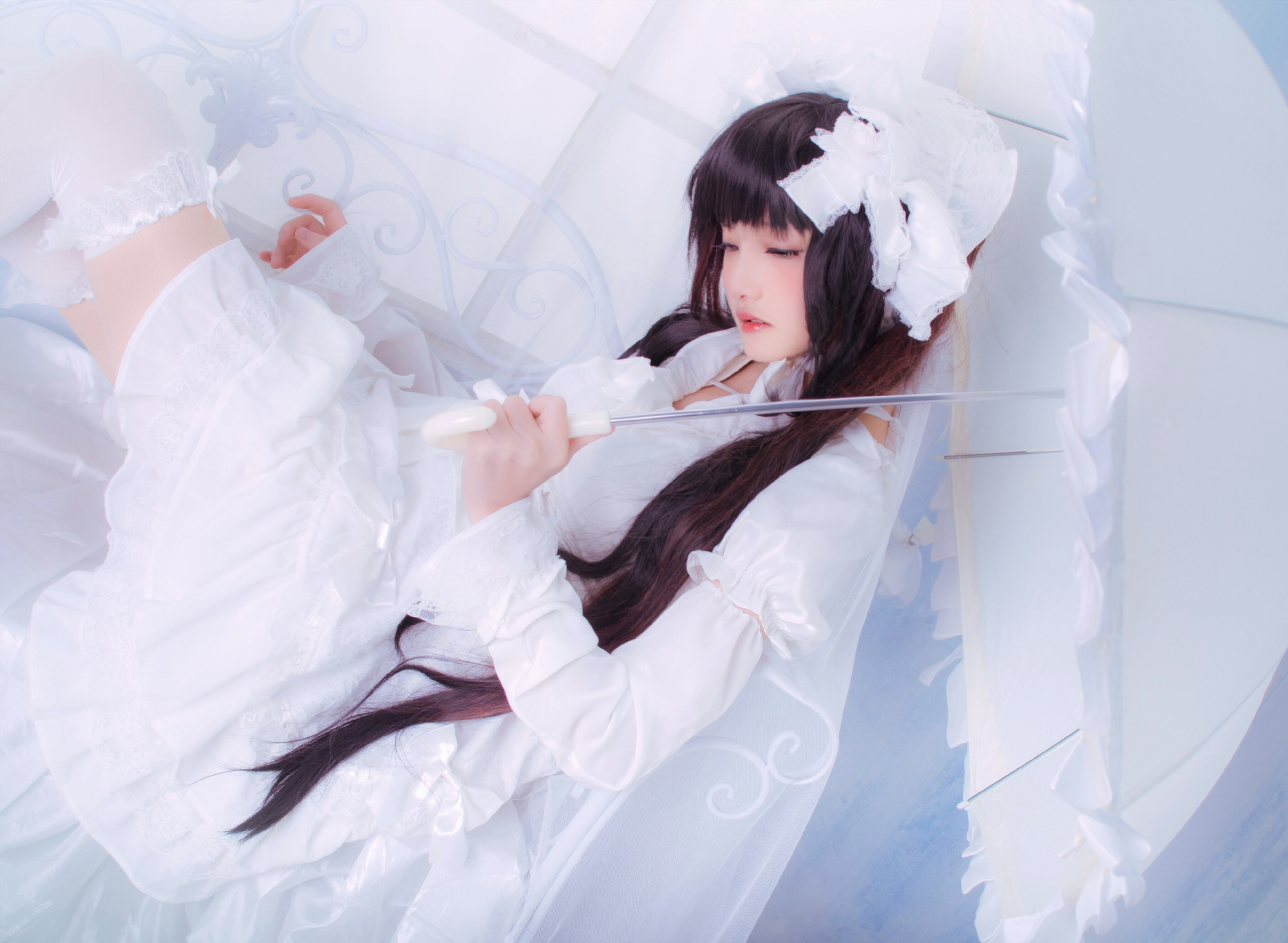 cosplay:一身纯白洛丽塔的时崎狂三与未成年的coser,有种纯纯的美