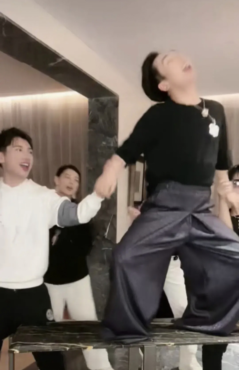 感觉张兰直播间真的越来越偏离正轨了,总是各种玩梗,各种内涵大s及她