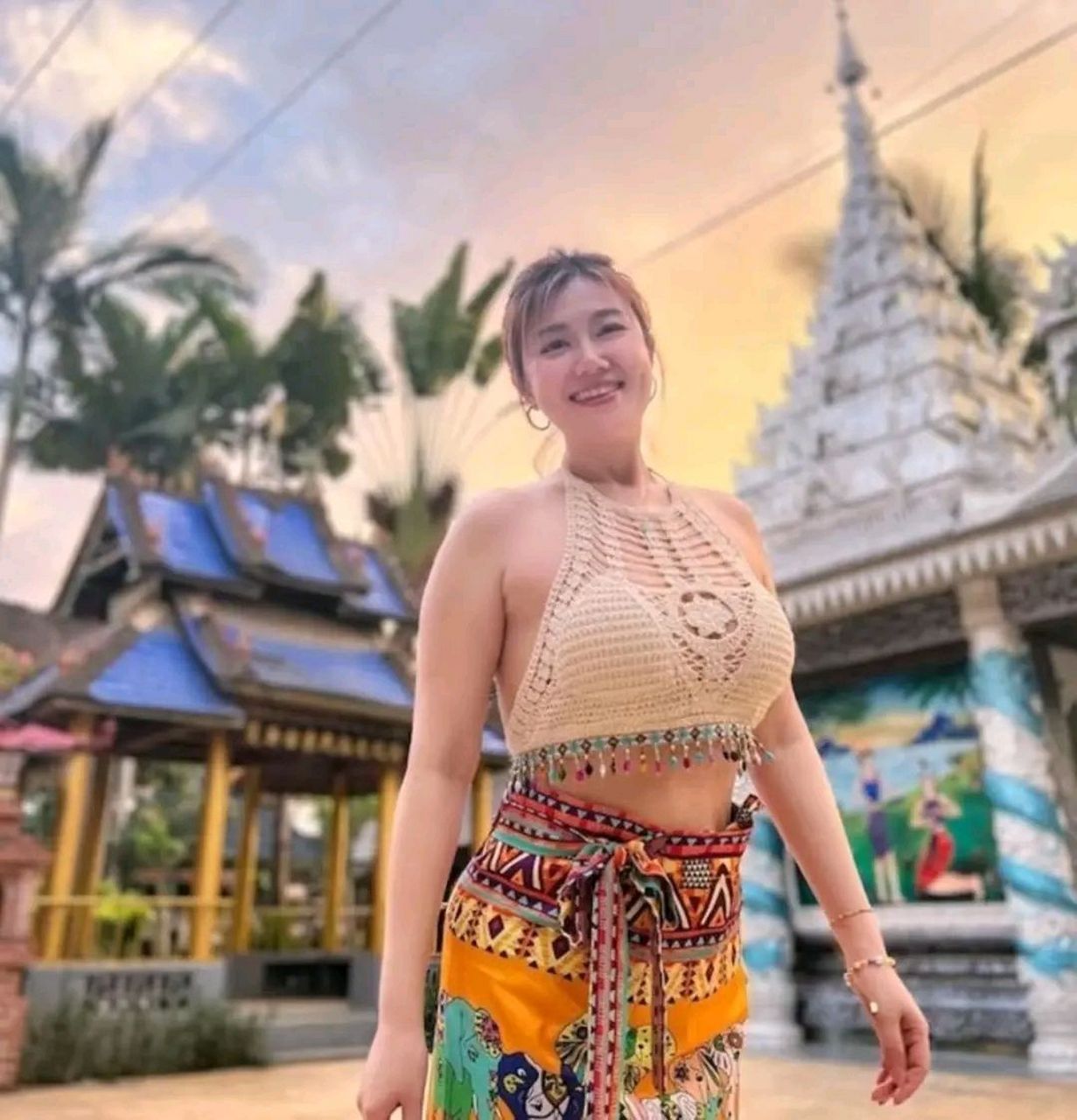 话说的确是这样的,白云不但身材好,而且更年轻颜值更高,当初她还曾嫁