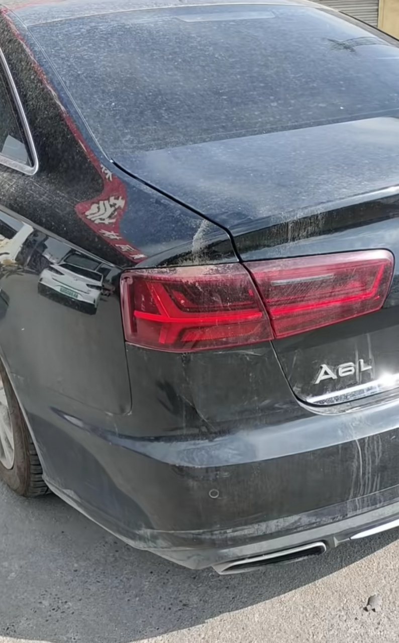 有些人爱车如命,我这干工地的朋友把奥迪a6就是当个工具,打开门看看他