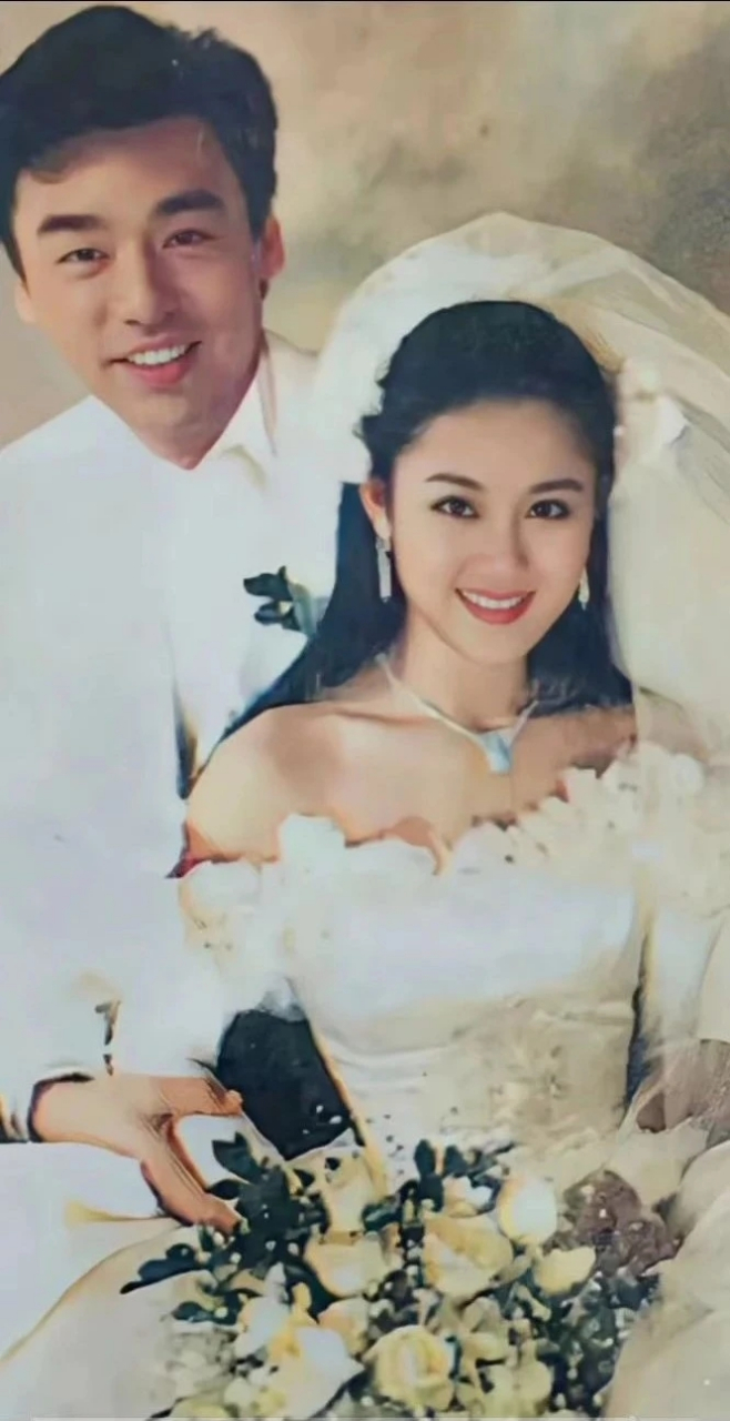 看了章小蕙和钟镇涛的结婚照,才知道她年轻时有多美,也终于理解为什么