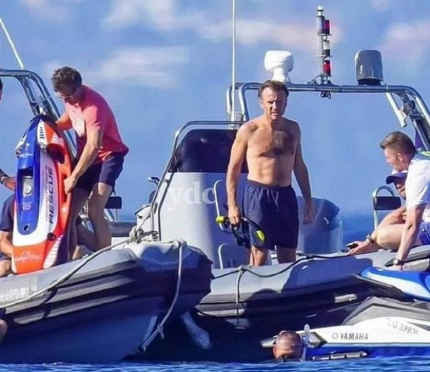 法国总统马克龙度假时上半身赤裸的照片被曝光!#法国# #马克龙