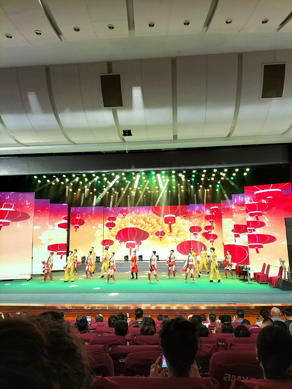 周五晚上在沈阳南风大剧院看了一场二人转,历时两个半小时. 1.