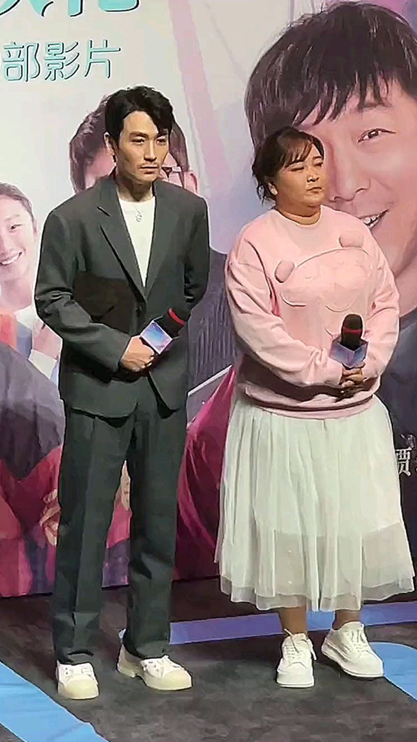 笑死!朱一龙不知所措地轻轻的弹了贾玲一下