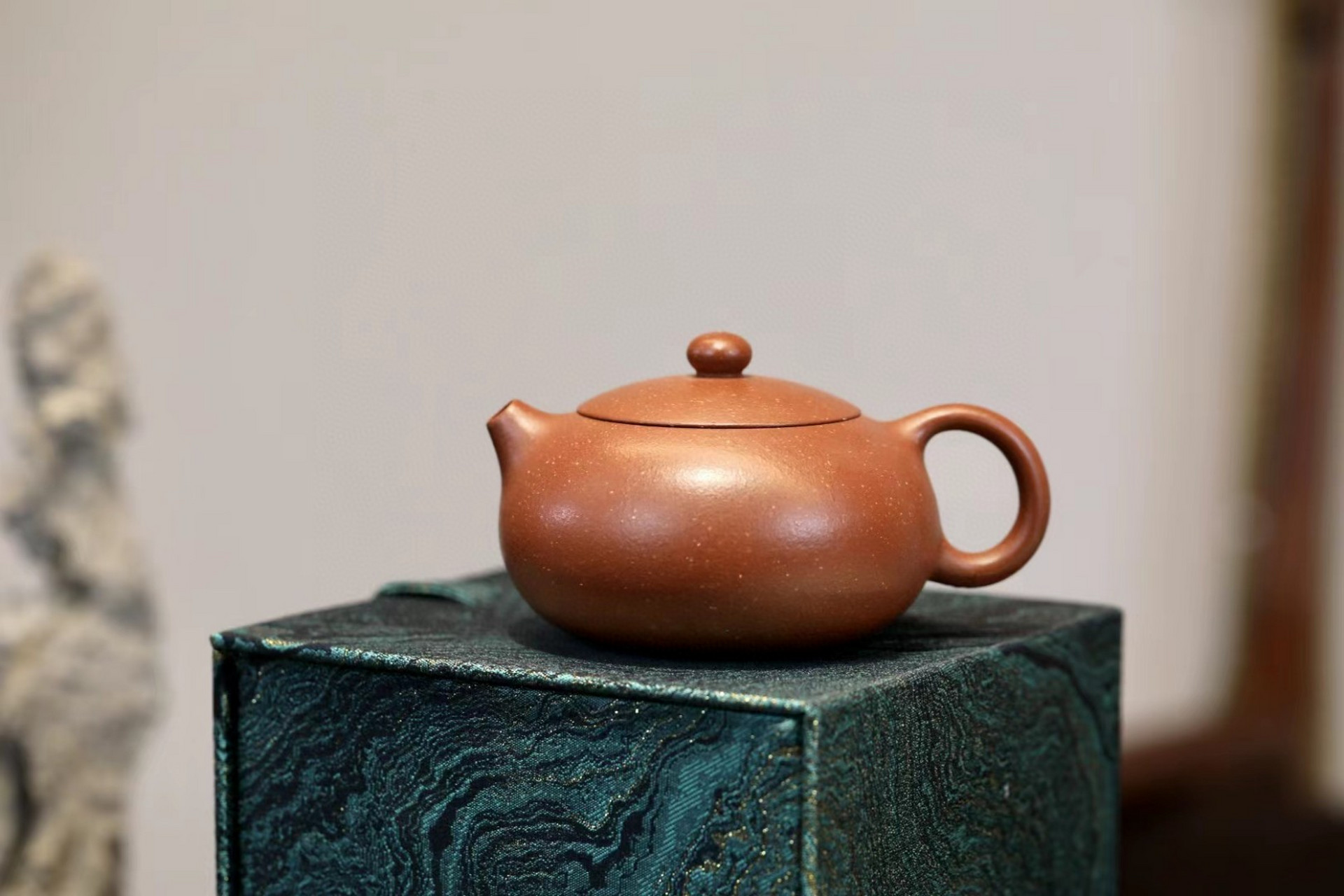 扁西施|优质降坡泥|200cc|全手  壶型饱满圆润,壶嘴为暗接工艺,壶把上