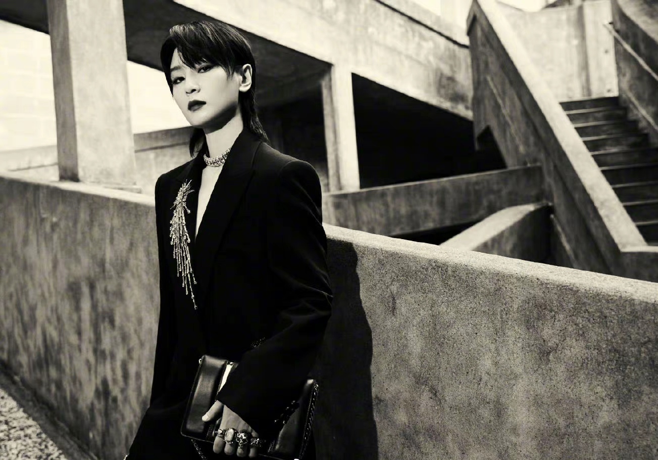 周笔畅刺绣黑西装大片,又飒又帅,美