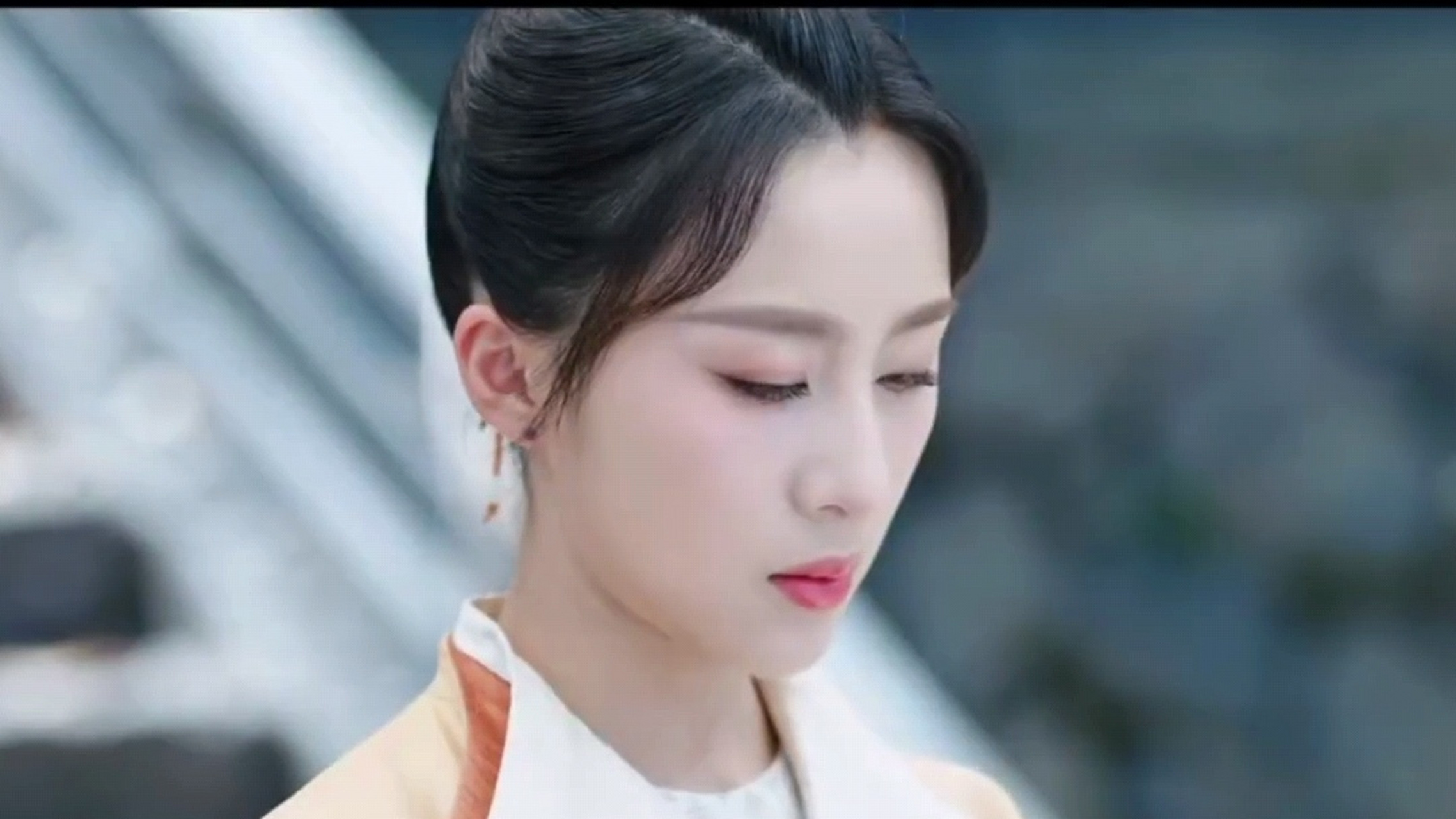 安乐传6安宁公主独自来到帝家旧居靖安侯府,这里荒草丛生,物是人非