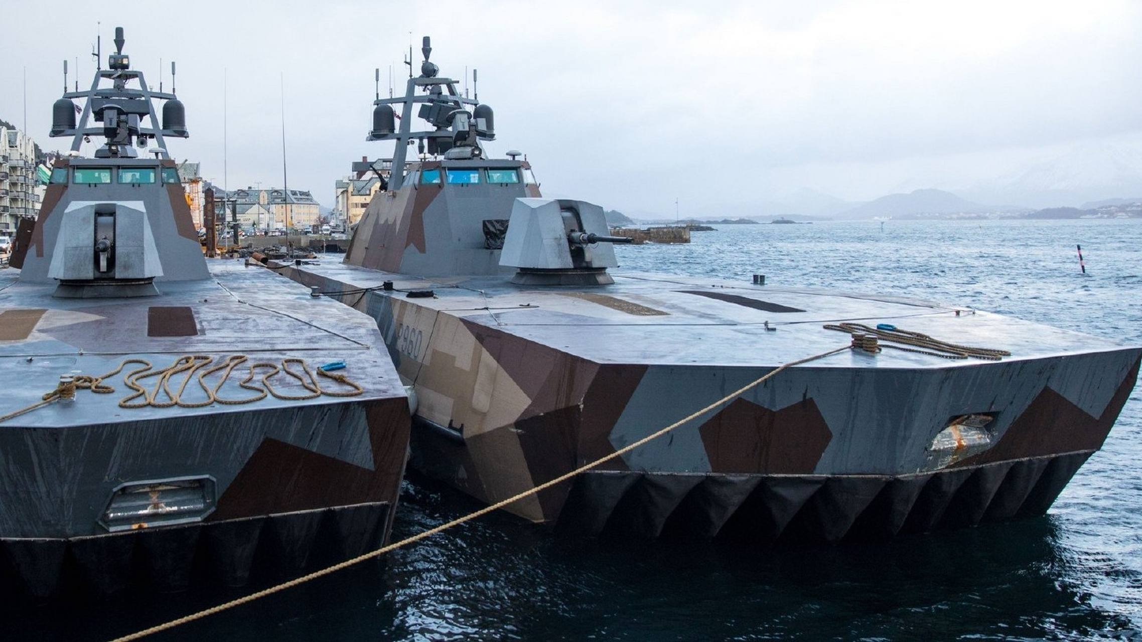 这是挪威的盾牌级导弹艇p960,排水量仅仅只有200多吨,比有些打渔船