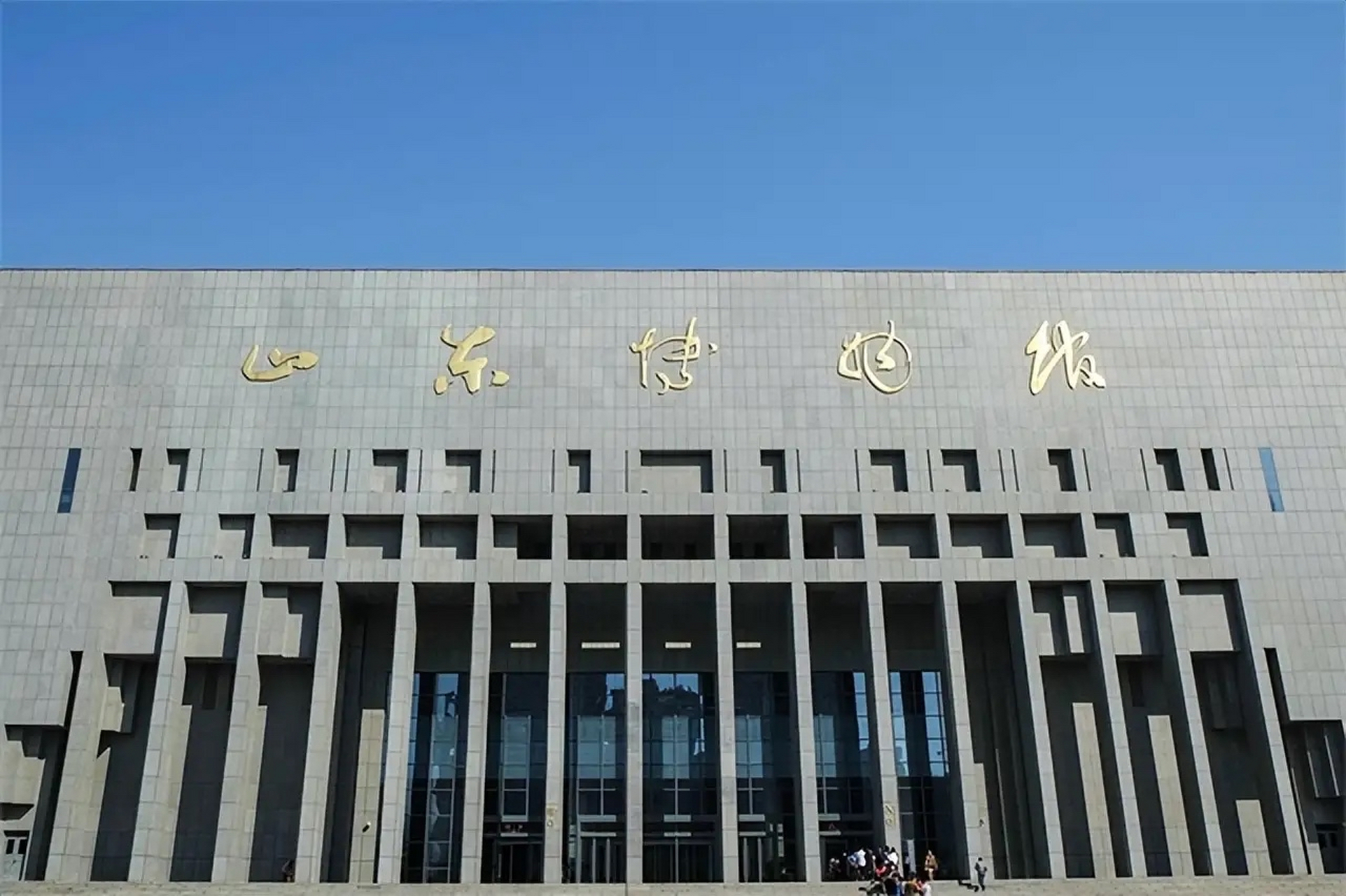 "  1959年的青岛,一位名叫张秀琳的女士在参观山东省博物馆