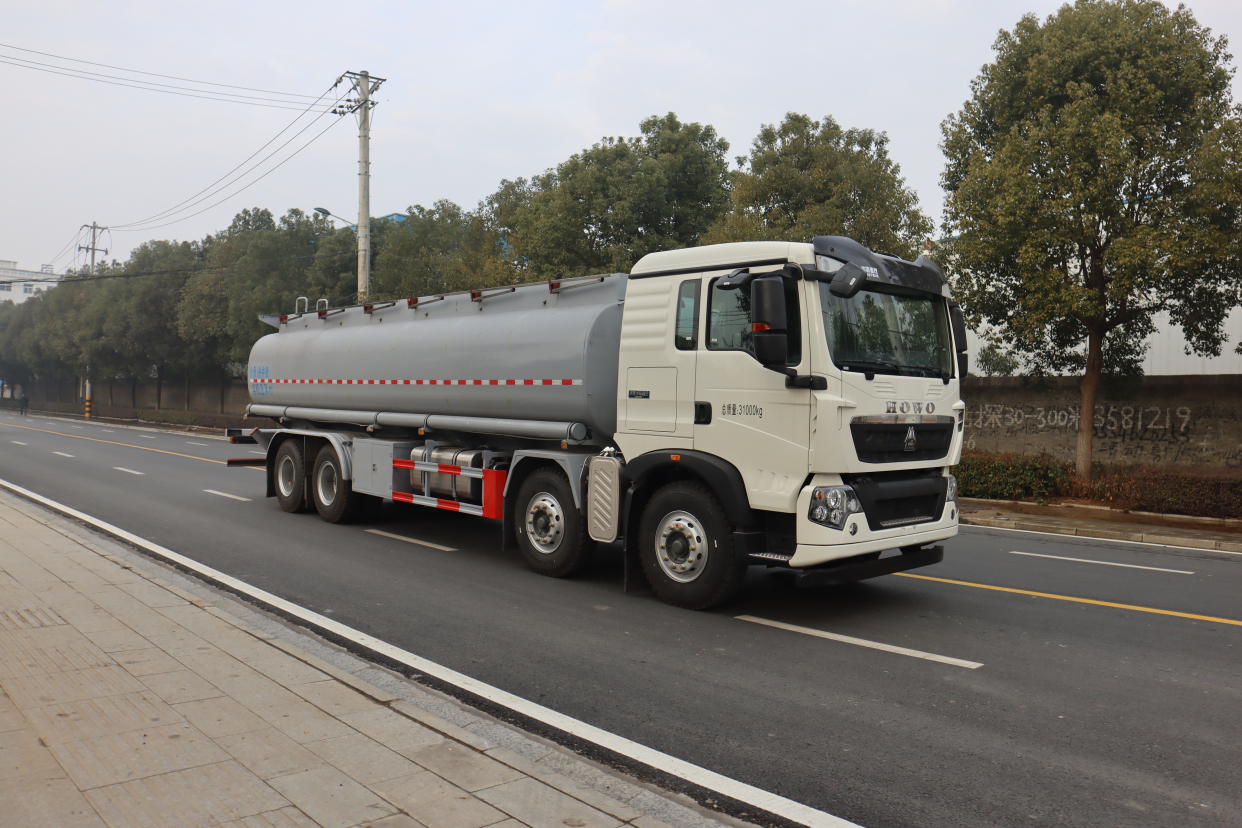 重汽普货油罐车