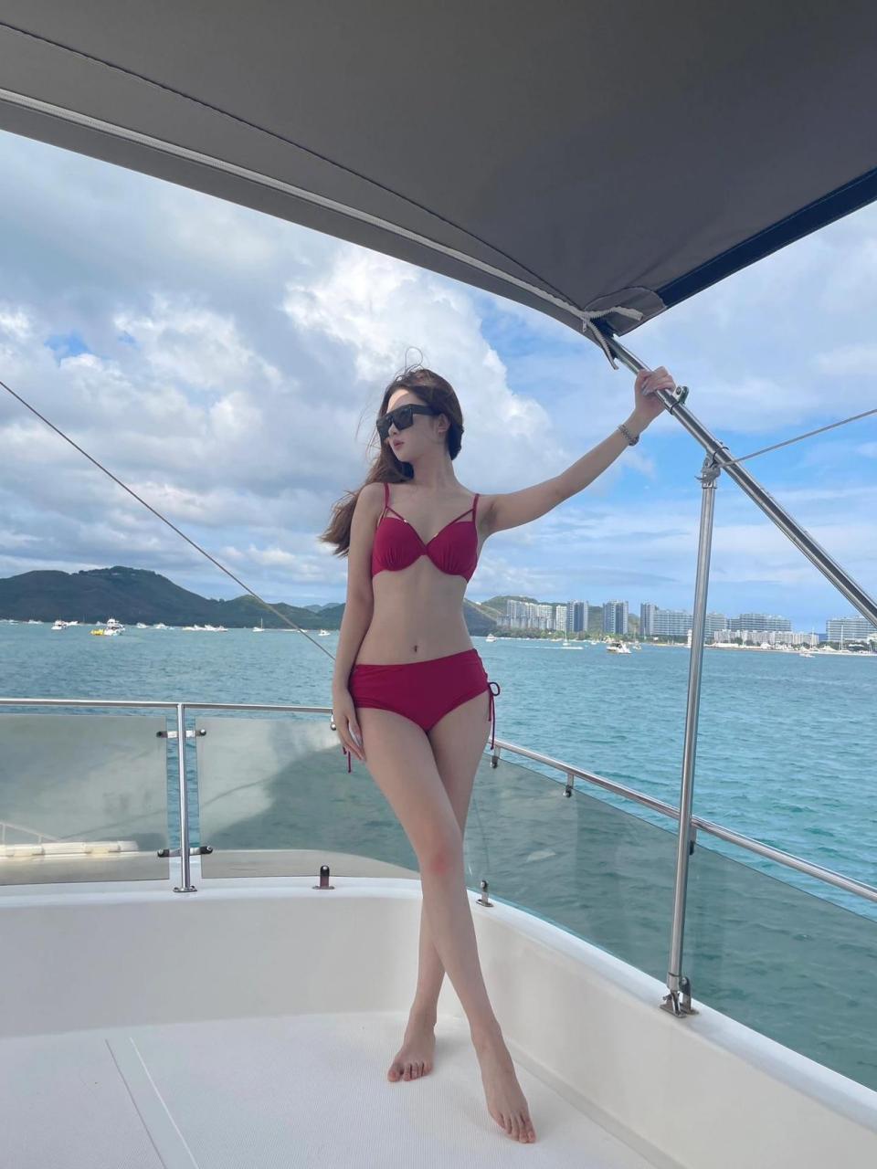 小姐姐游艇比基尼写真,奈斯!