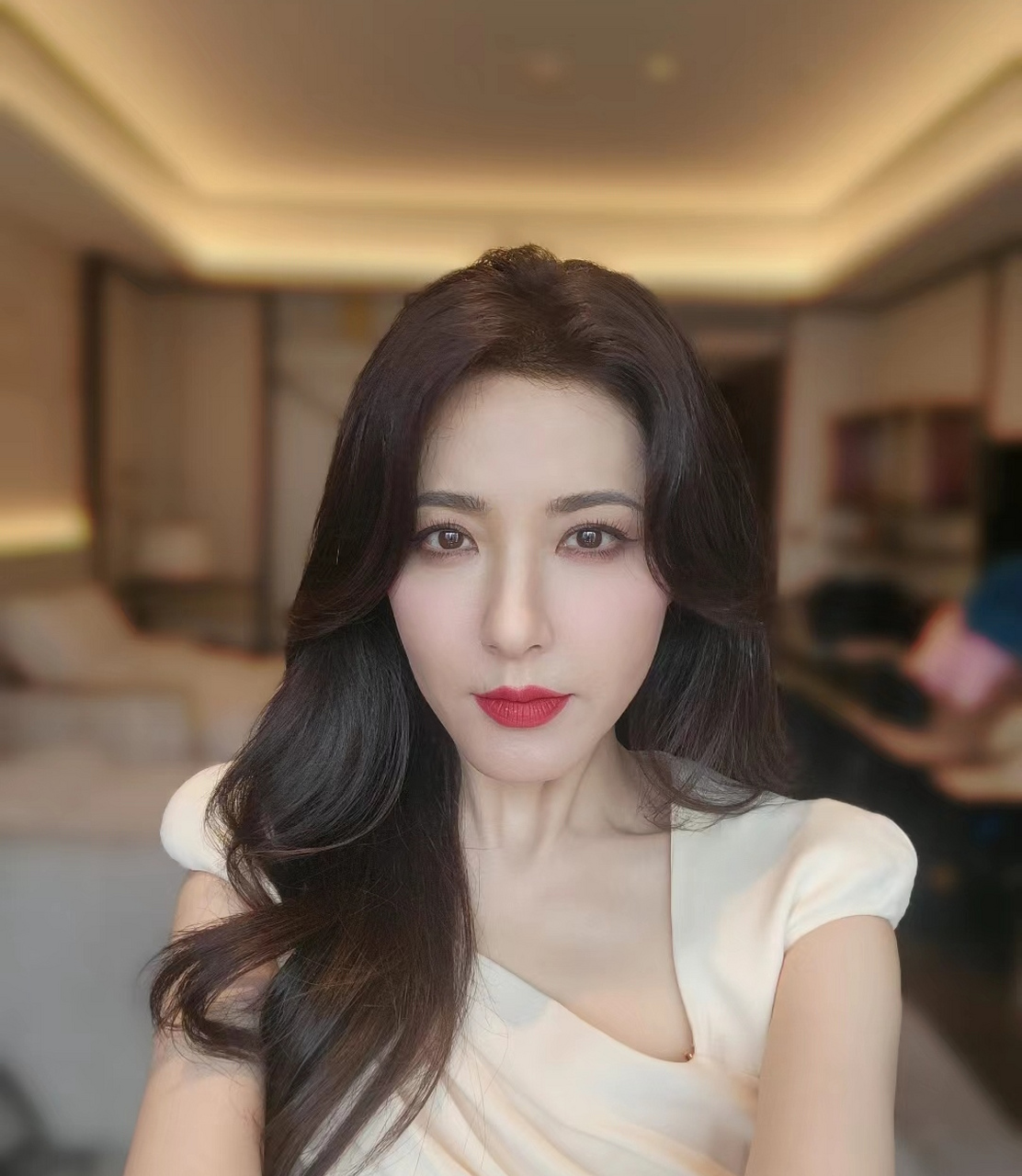 曾黎参加完活动不舍得卸妆,穿着礼服披散秀发美美自拍,脸有点像网红了