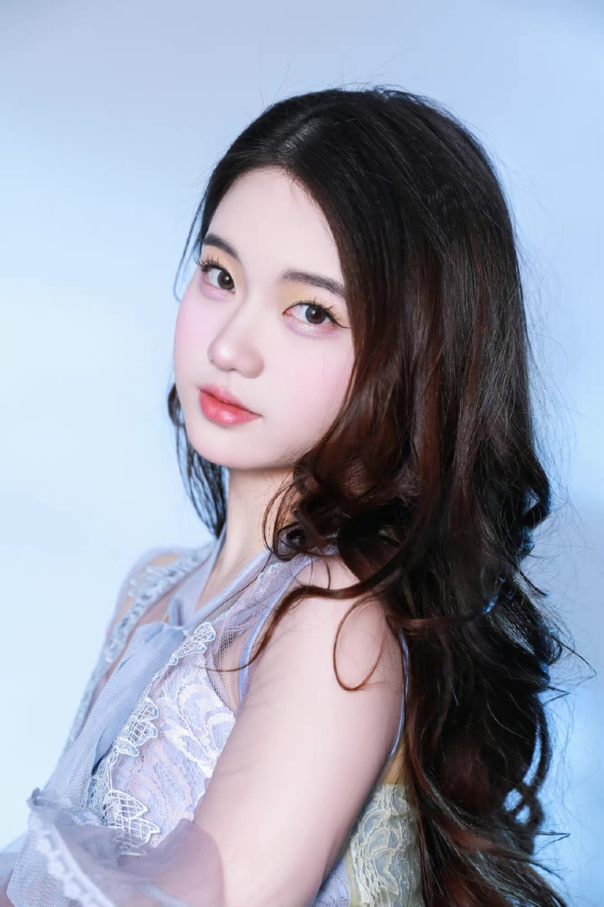 一抹胭脂色,半面桃花妆,撩人开运当属粉粉嫩嫩桃花面,用妆容小心机