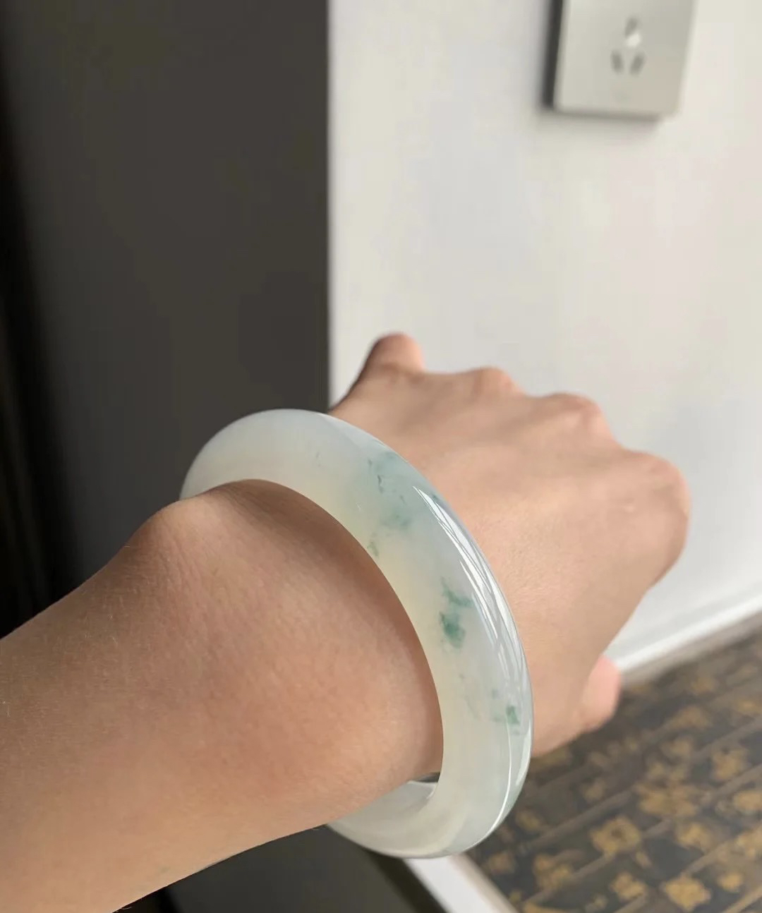 牛奶底飘花翡翠手镯