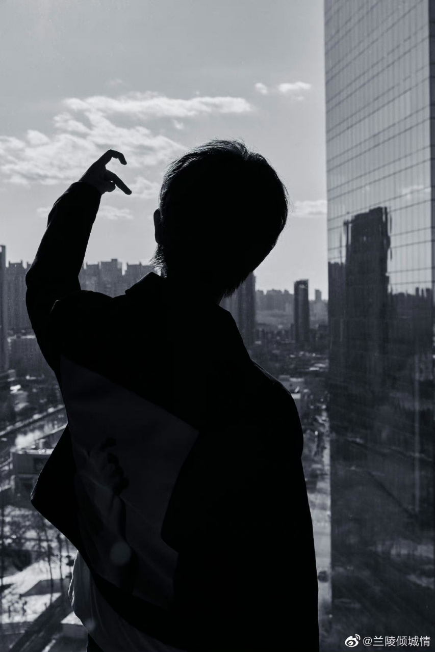 任嘉伦# 这么隐晦的比心      这么好看的后脑勺