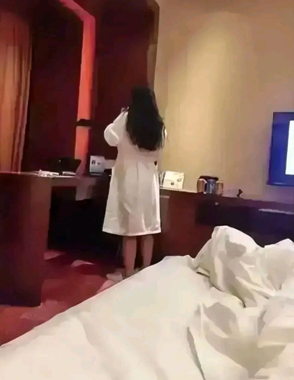 这一幕令人震惊,但更令人愤怒的是,女子并没有感到