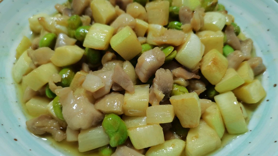 初夏《茭白鸡丁》这道菜我家吃了几十年了,吃不厌哈,简单美味