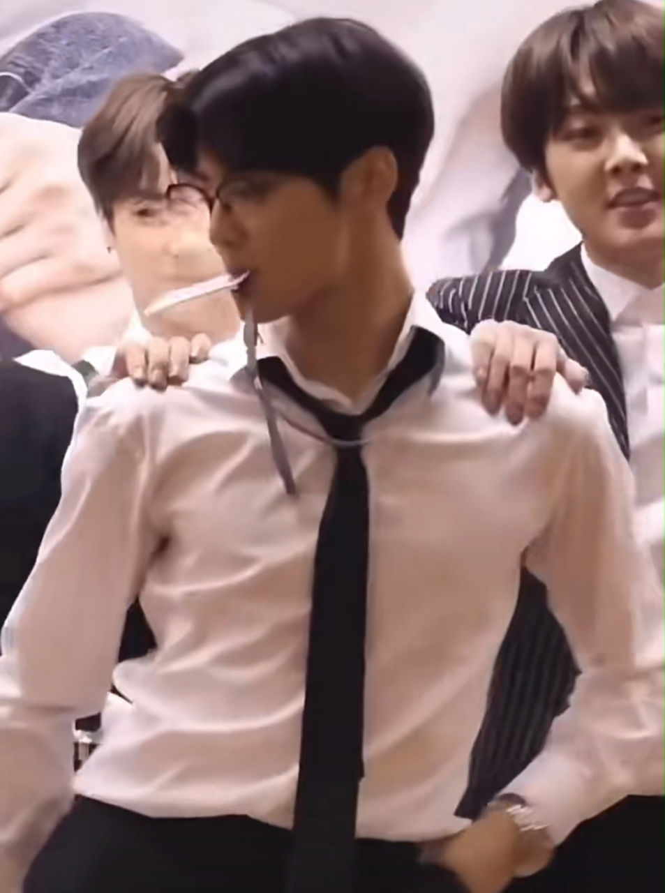 白衬衫跳舞的车银优