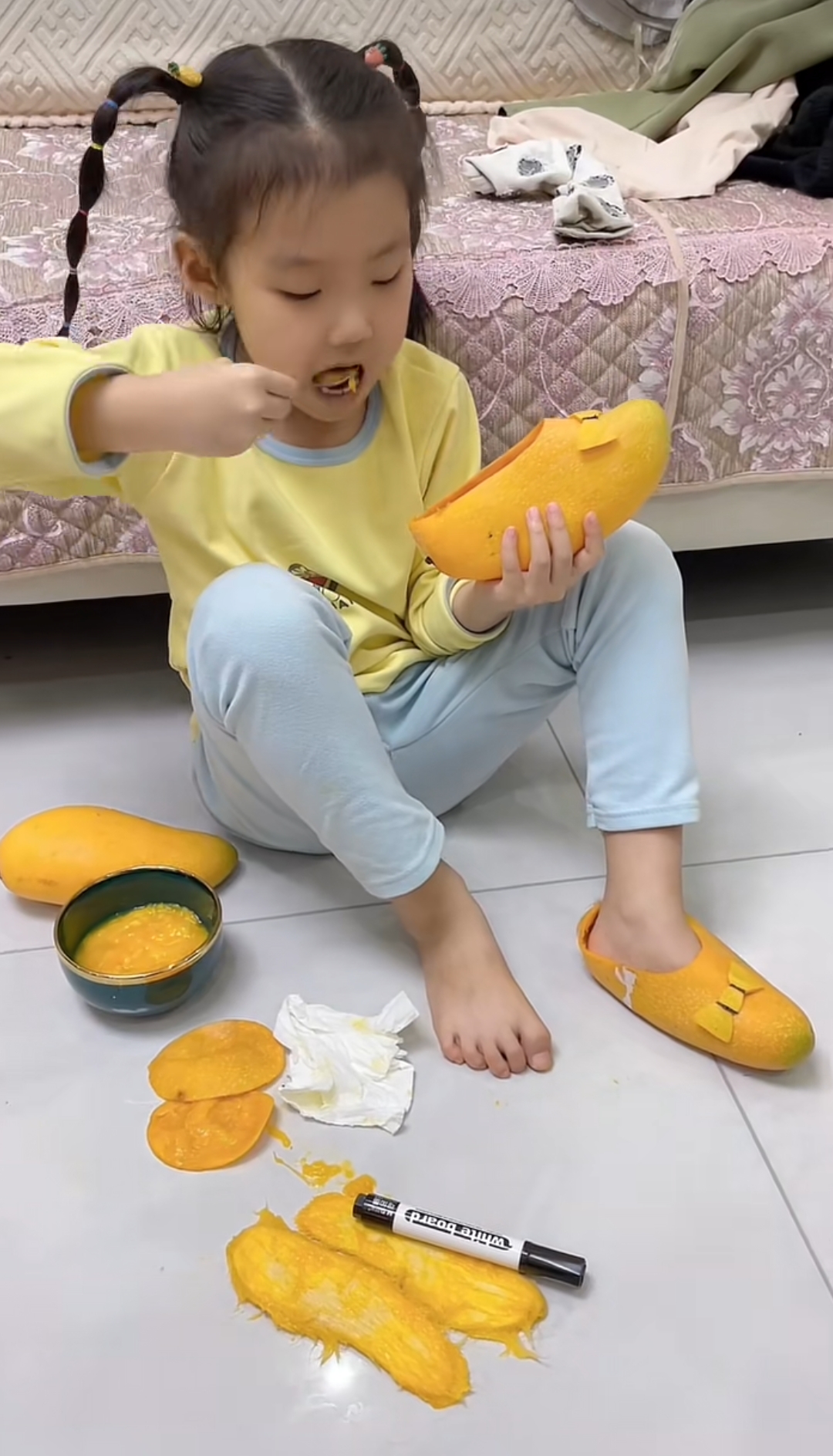 我真的是服了,吃个芒果,也能吃出一双鞋来,我在想,明天她会不会穿着