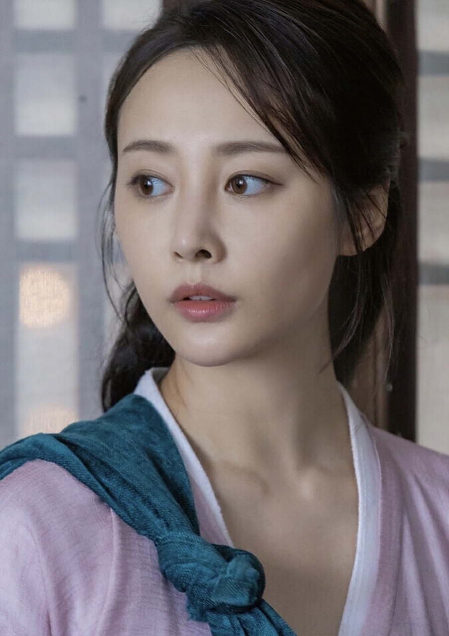 李纯高挑圆润,古装造型很漂亮,很上镜,庆余年里表现很出色,抢眼.