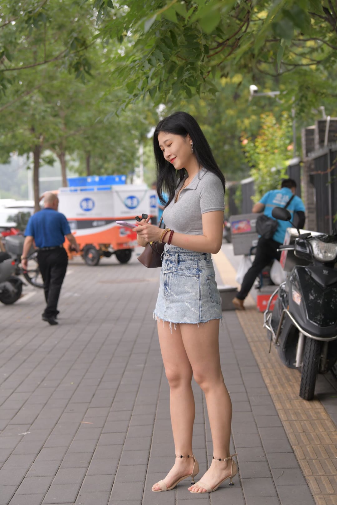 街拍美女,漂亮的牛仔短裙小姐姐,牛仔搭配短t意外好看!