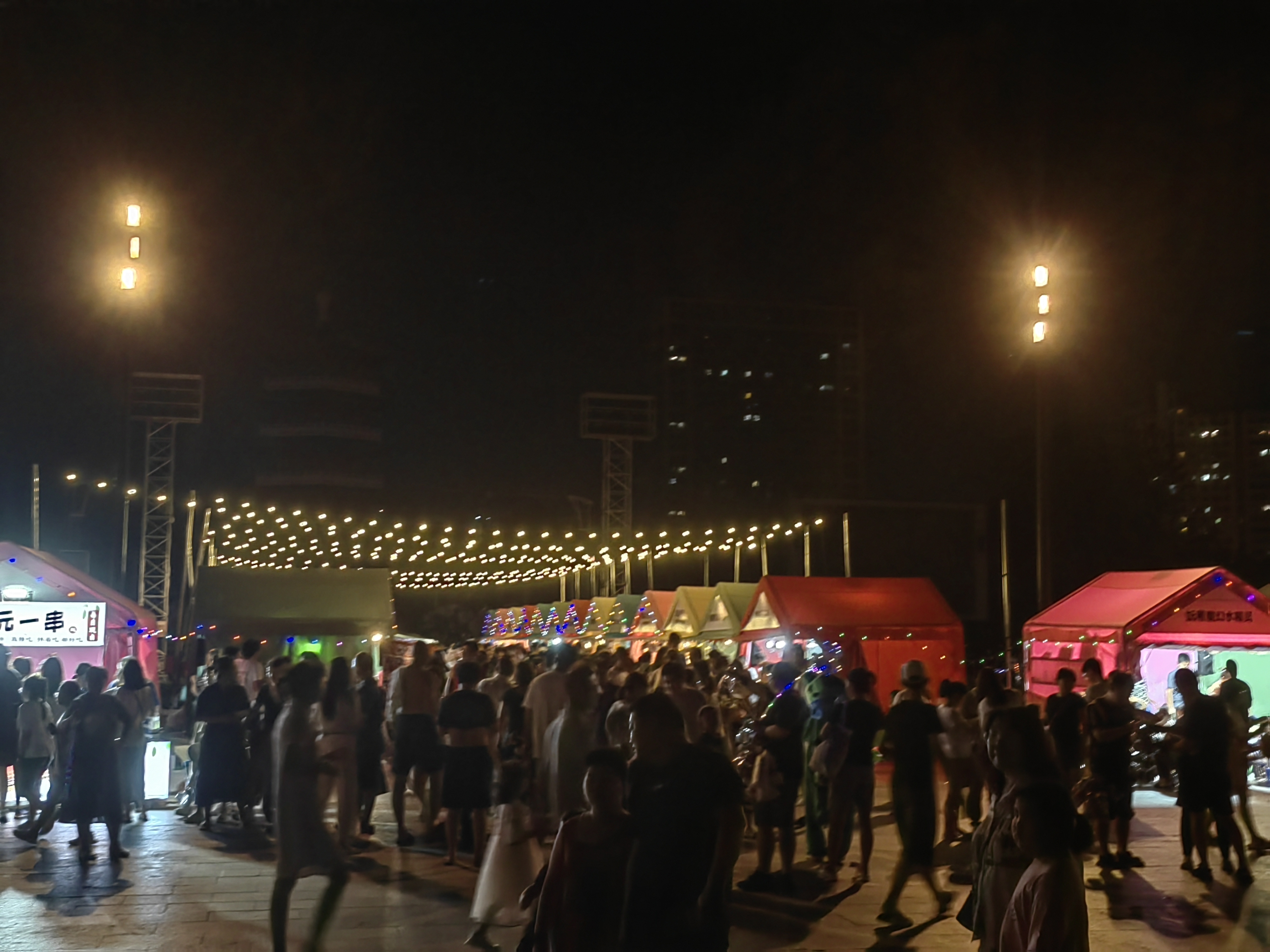 热闹非凡的平谷世纪广场