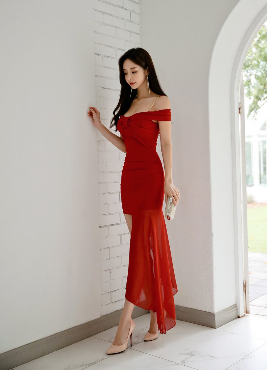 女神孙允珠:牡丹抹胸裙和礼赞鲜红色抹胸裙,两款红裙都很妩媚