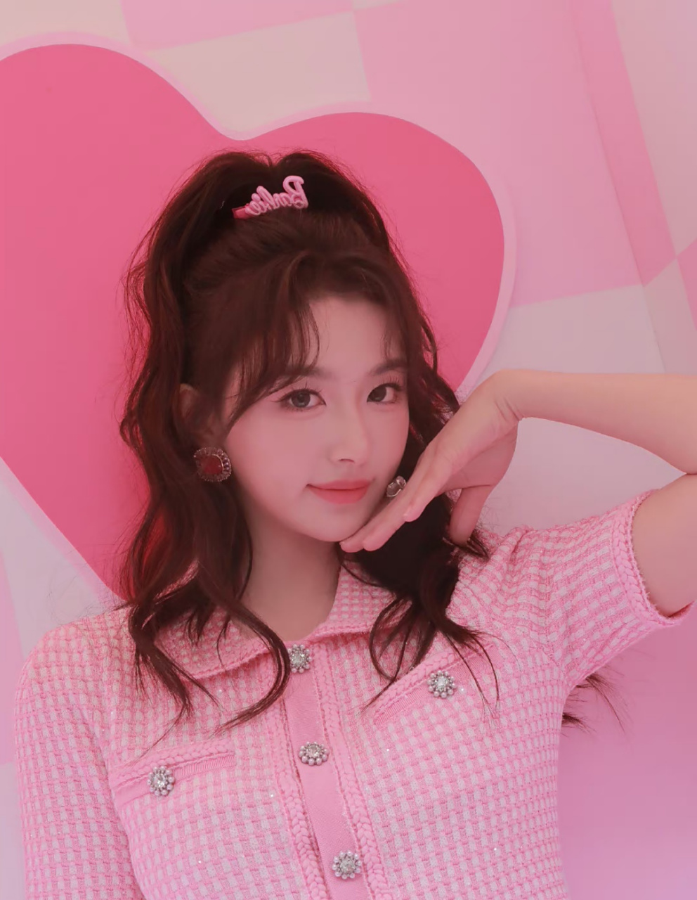 孔雪儿# 甜美清纯的"人间芭比",粉色系格子套装,又纯又欲的容颜,瞧い