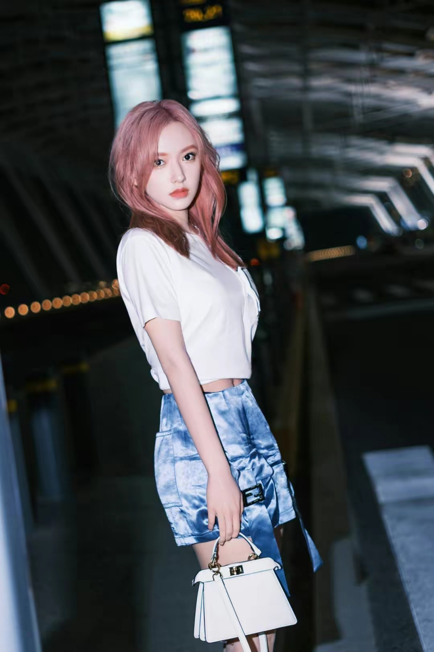 程潇参加时装周,穿白色短袖搭配蓝色短裙,展露大长腿,让人羡慕  程潇