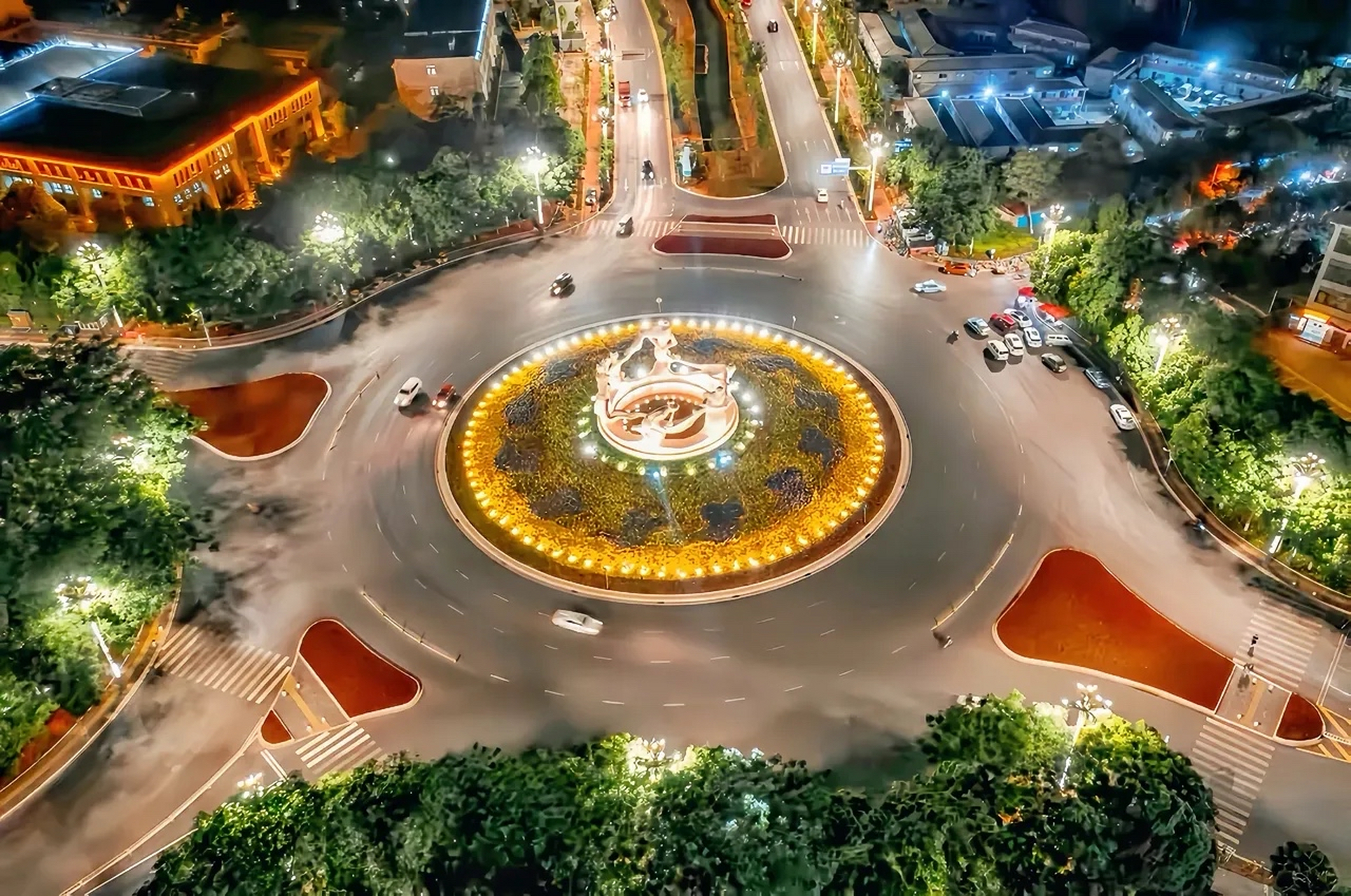 这是云南的第一件大型城市公共雕塑,于1984年在昆明东站环岛上出现.