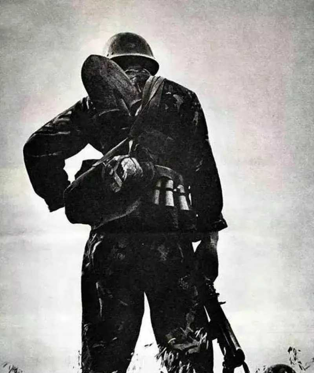 这是一张令人泪目的背影照,拍摄于1984年的老山战役前线,虽然这张照片