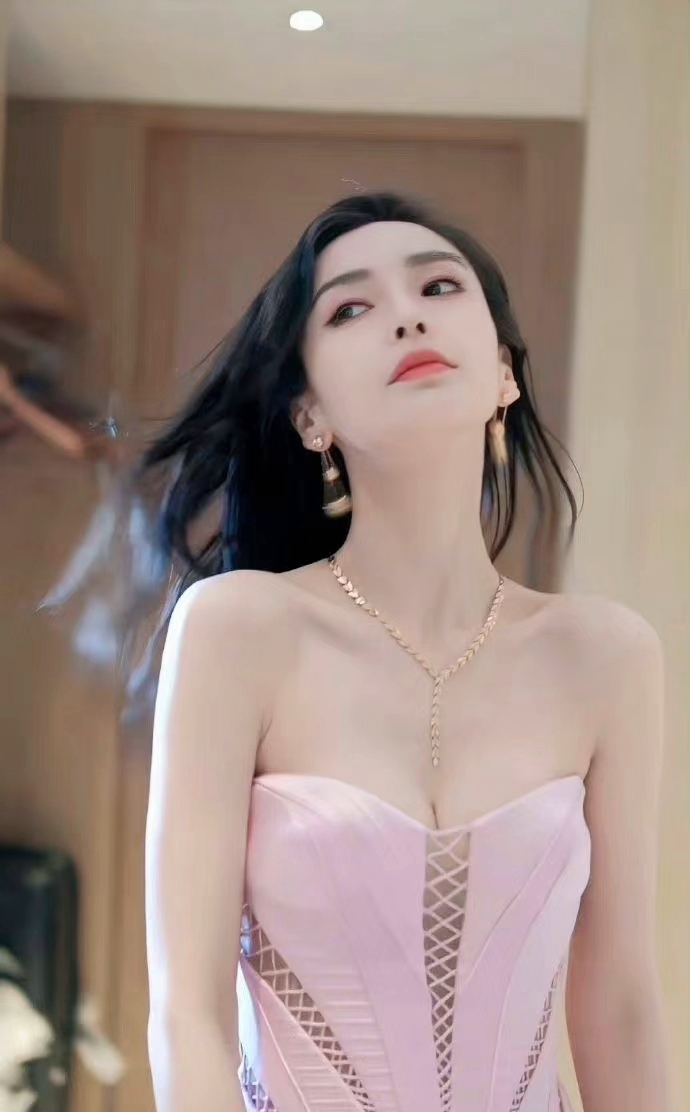 angelababy穿比基尼跳海 身材纤瘦大长腿吸睛