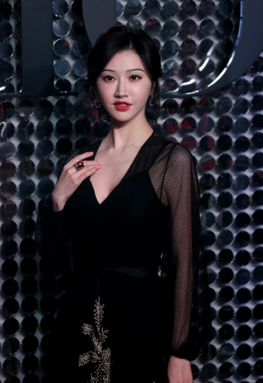 景甜的黑衣好性感,不过看着脸上有点疲惫