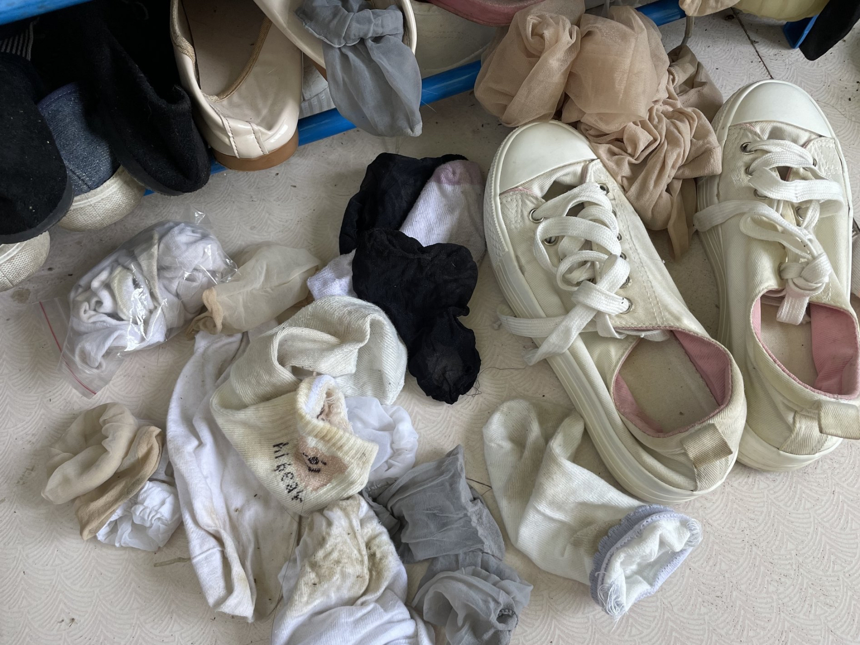 女生宿舍里面的无主袜子,没人要的话扔垃圾桶了[滑稽],说好了不随便扔