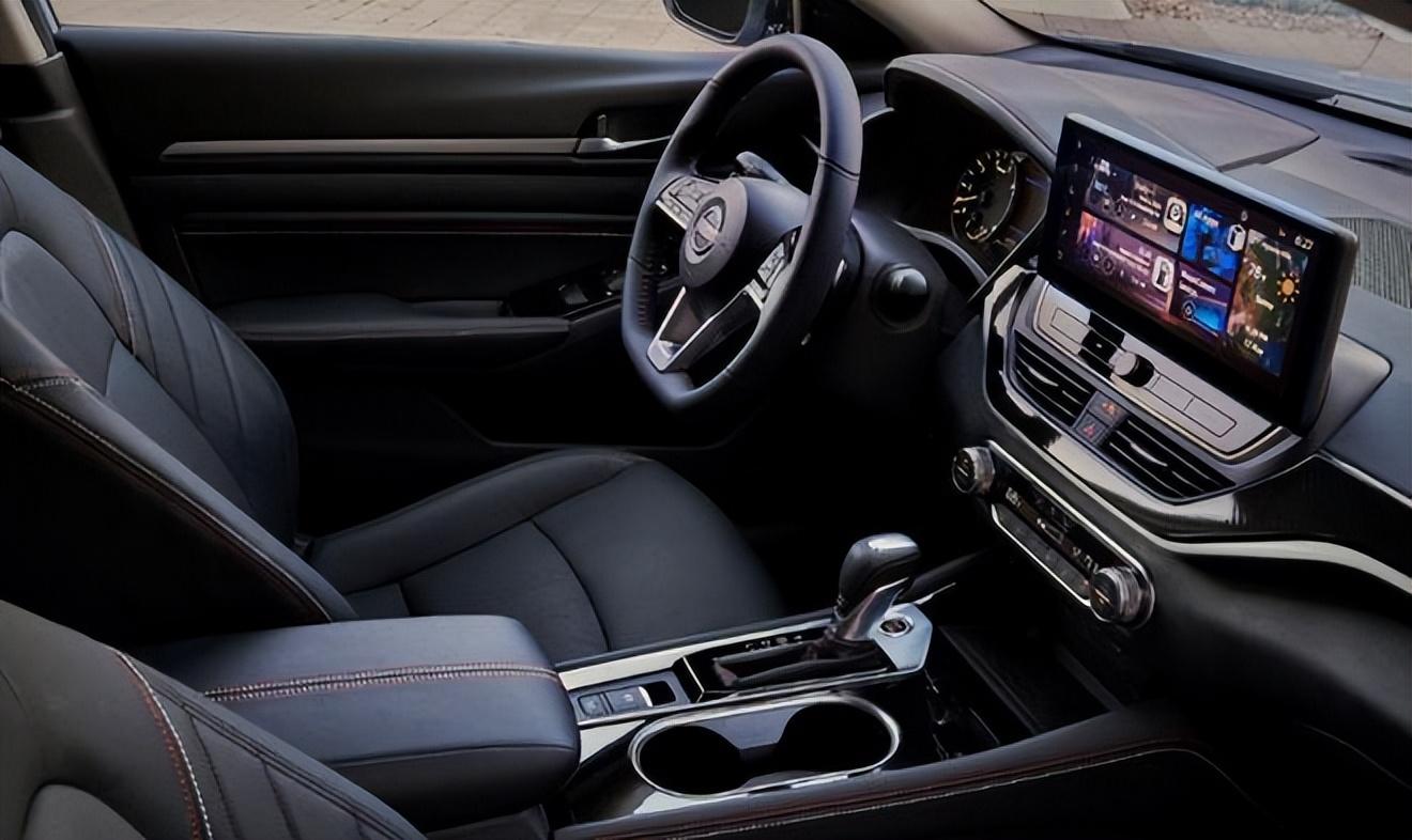 新款日产天籁4s店实拍!双色内饰 大悬浮屏,气场上就赢了!