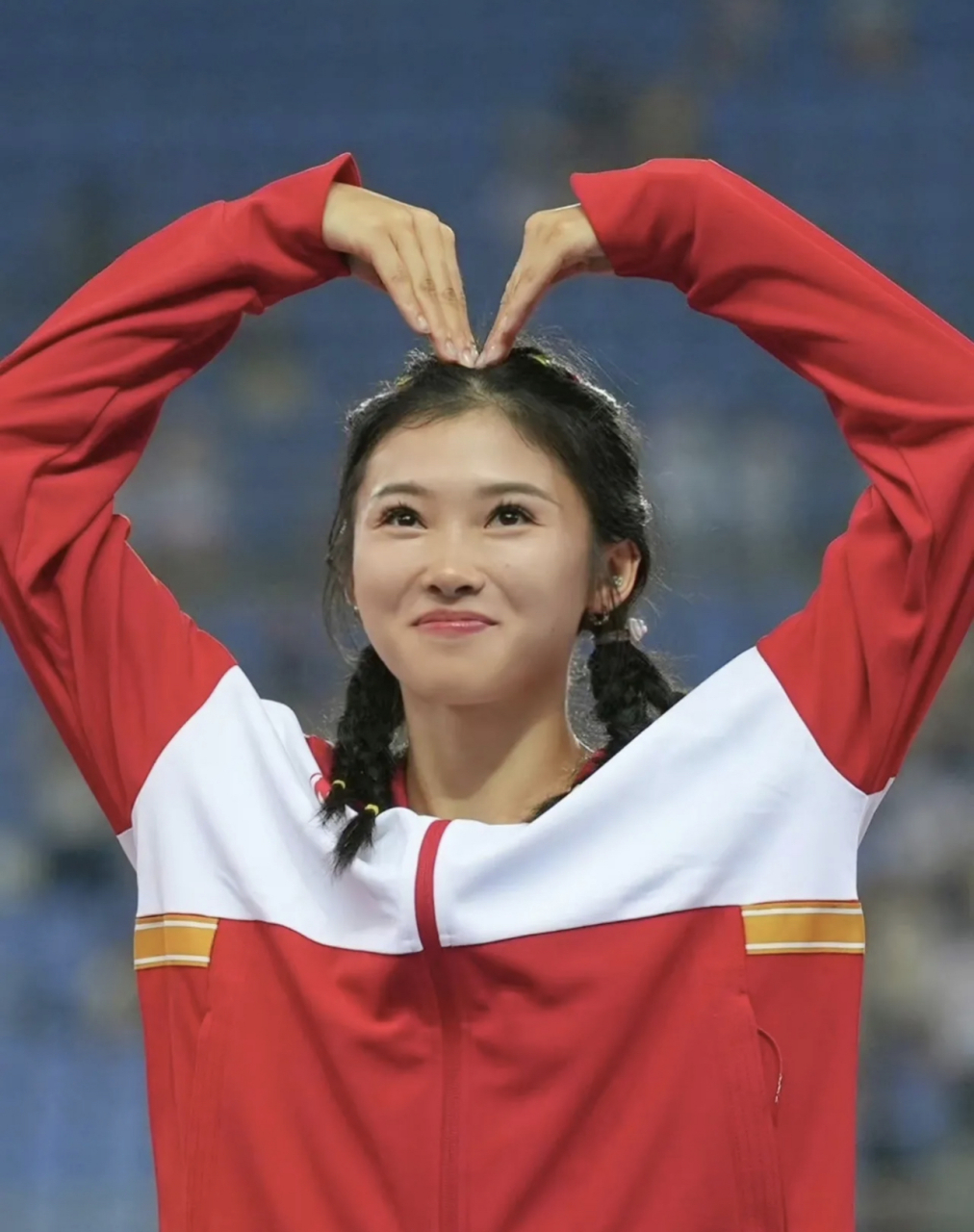 吴燕妮拿到了大运会女子百米栏银牌,也达到了参加巴黎奥运的标准,算是