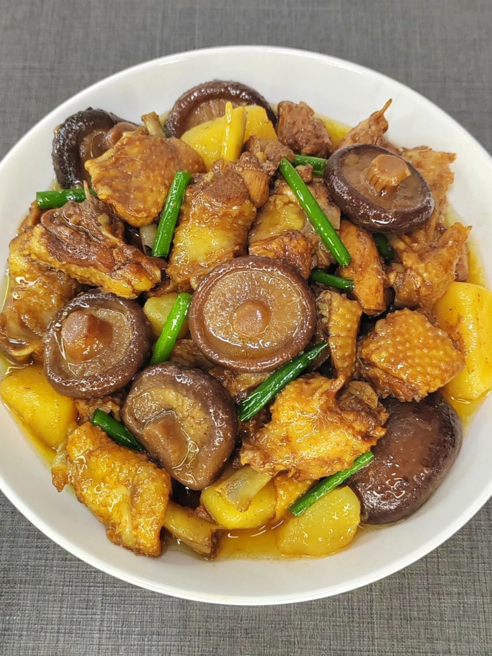 讲真的,香菇土豆炖鸡这样做好吃 香菇土豆炖鸡块,试试这样做,软嫩入味