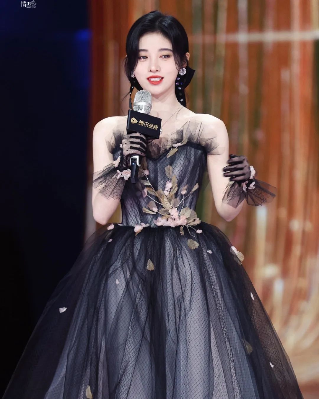 穿黑纱礼服的鞠婧祎