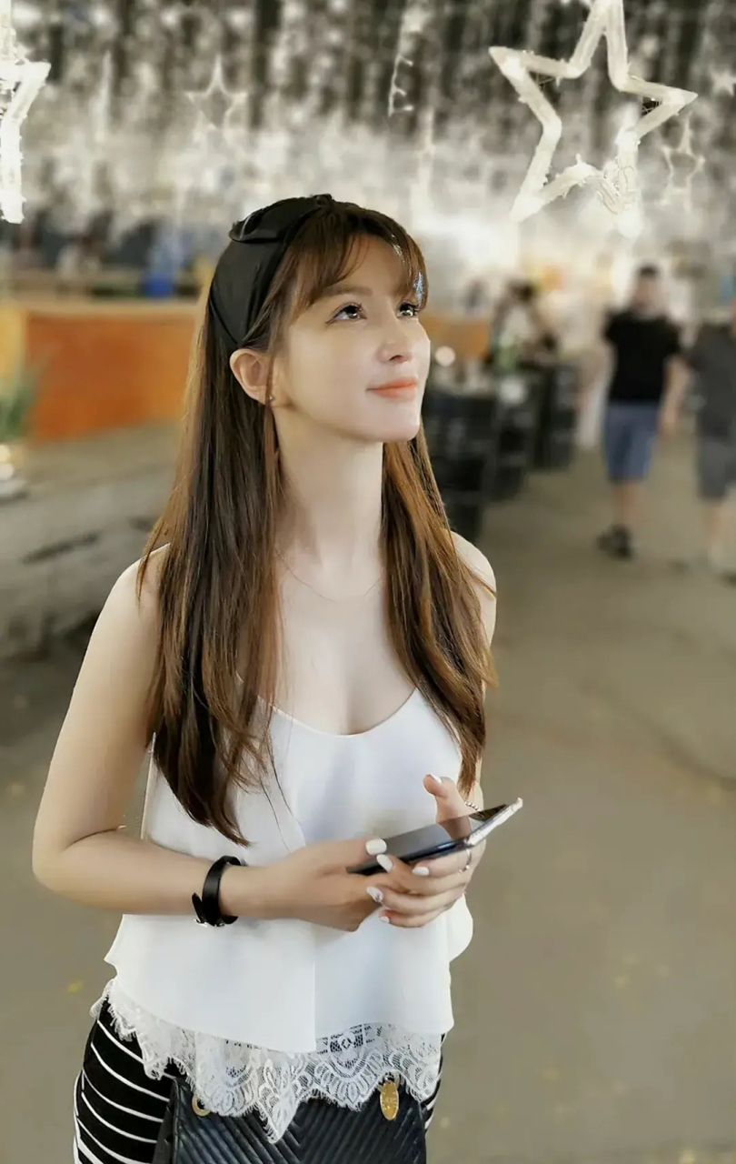 动态创作月# 她叫班嘉佳,贵州贵阳布依族姑娘,毕业于贵州大学表演