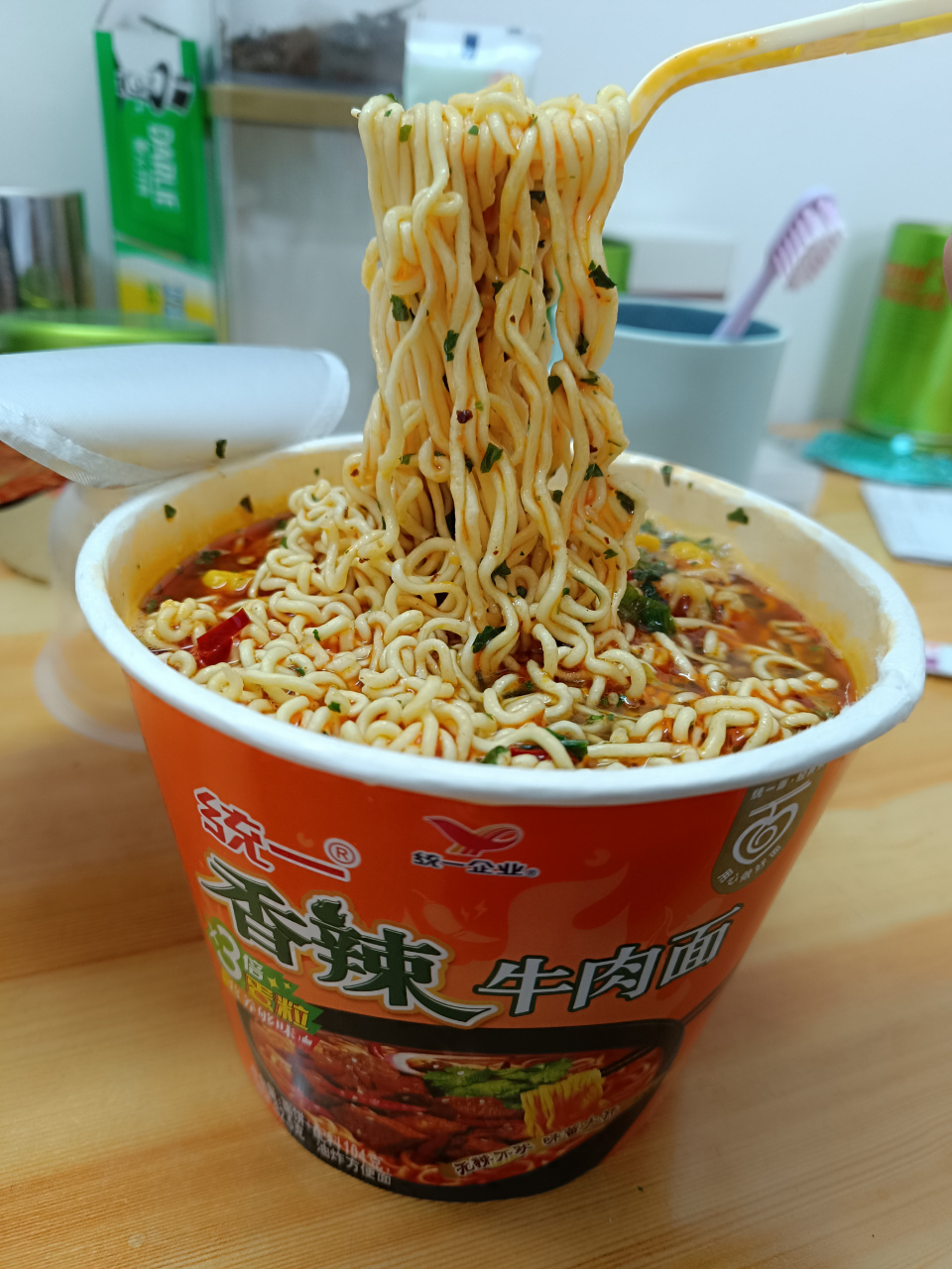 开工的早餐,依然是味道还可以的大桶方便面.