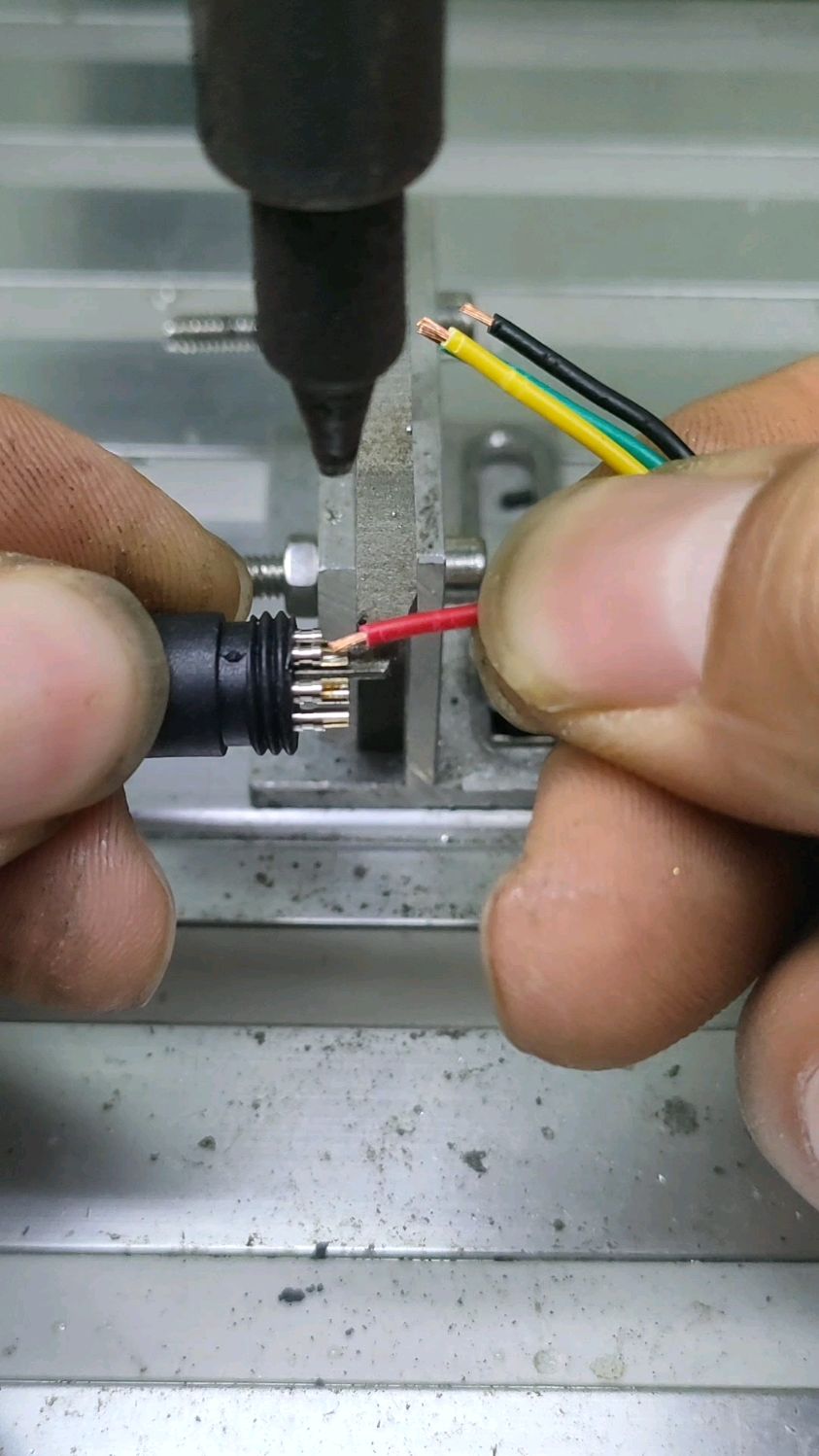 有机器帮忙,焊航插头再不是难事.#自动焊锡机 #焊线机 #焊锡机