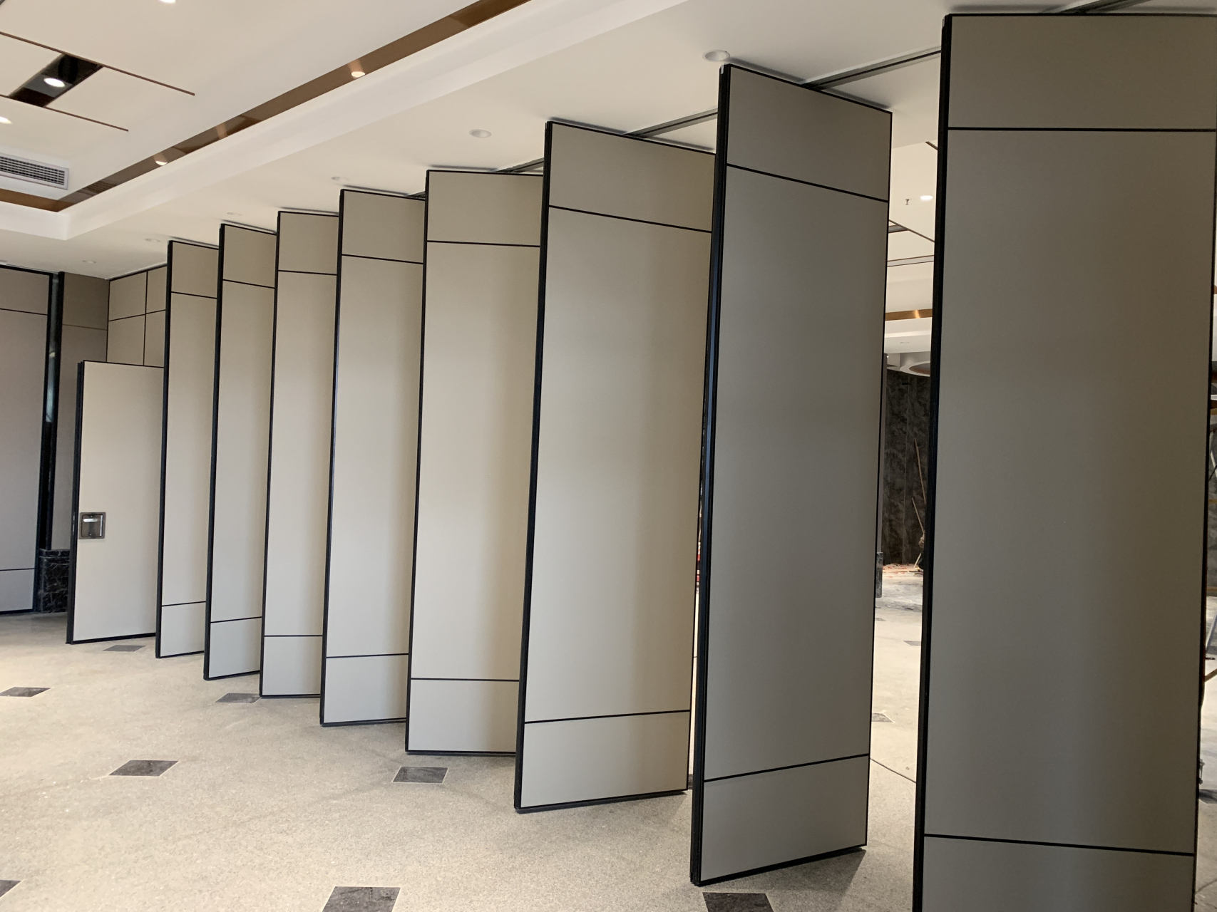 酒店活动隔断 玻璃隔断折叠门展厅样板展示 活动隔断:指从室内地面到