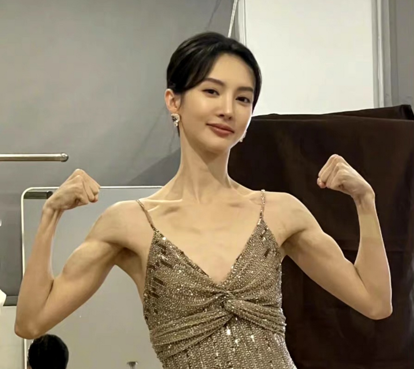 金晨瘦归瘦,但全身都是肌肉,最重要的是还有马甲线