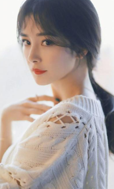 杨幂透露自己经历了背叛,说话时声音哽咽,脸色难看