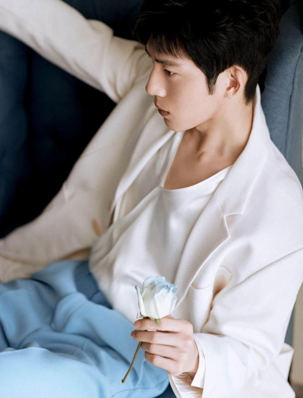 时尚穿搭# #明星穿搭# 井柏然的白77蓝,贵气十足