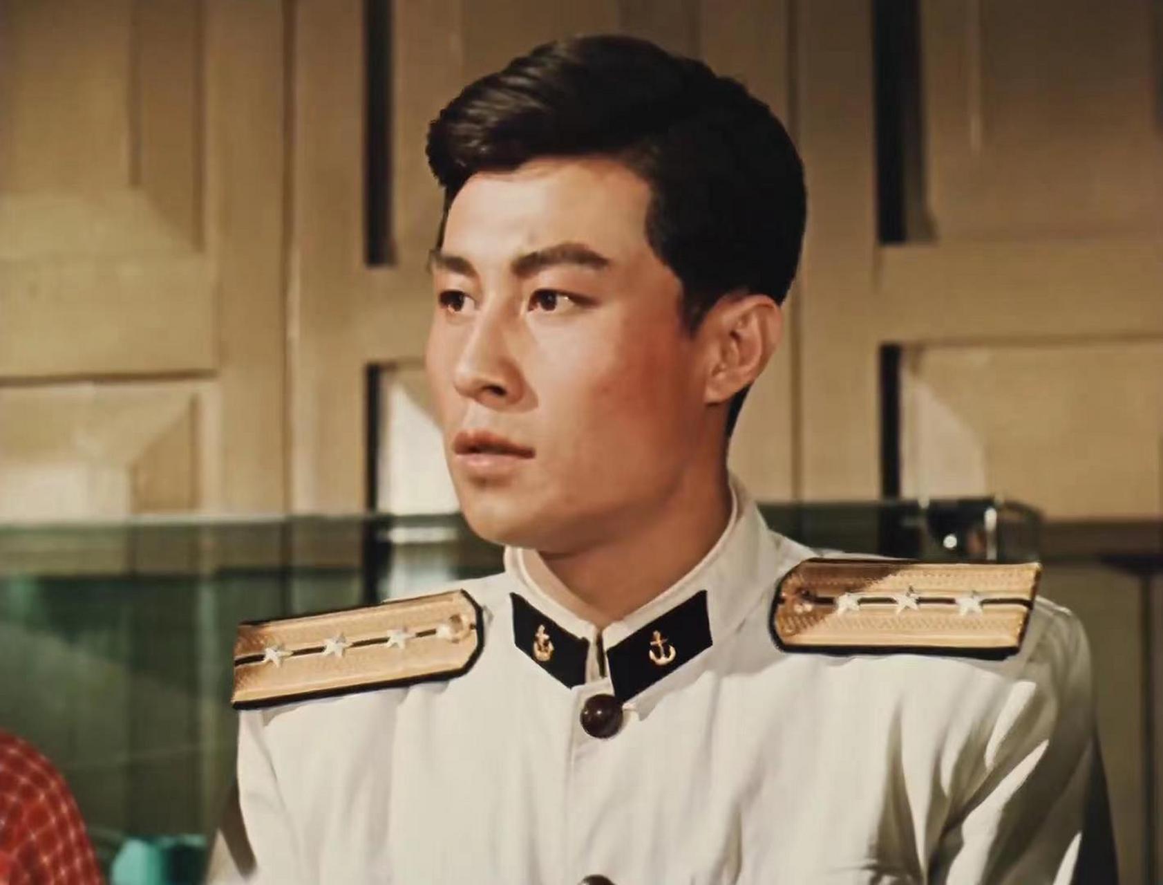 前两天刚把老电影《海鹰》又看了一遍,有个问题,那些人在海里飘了一夜