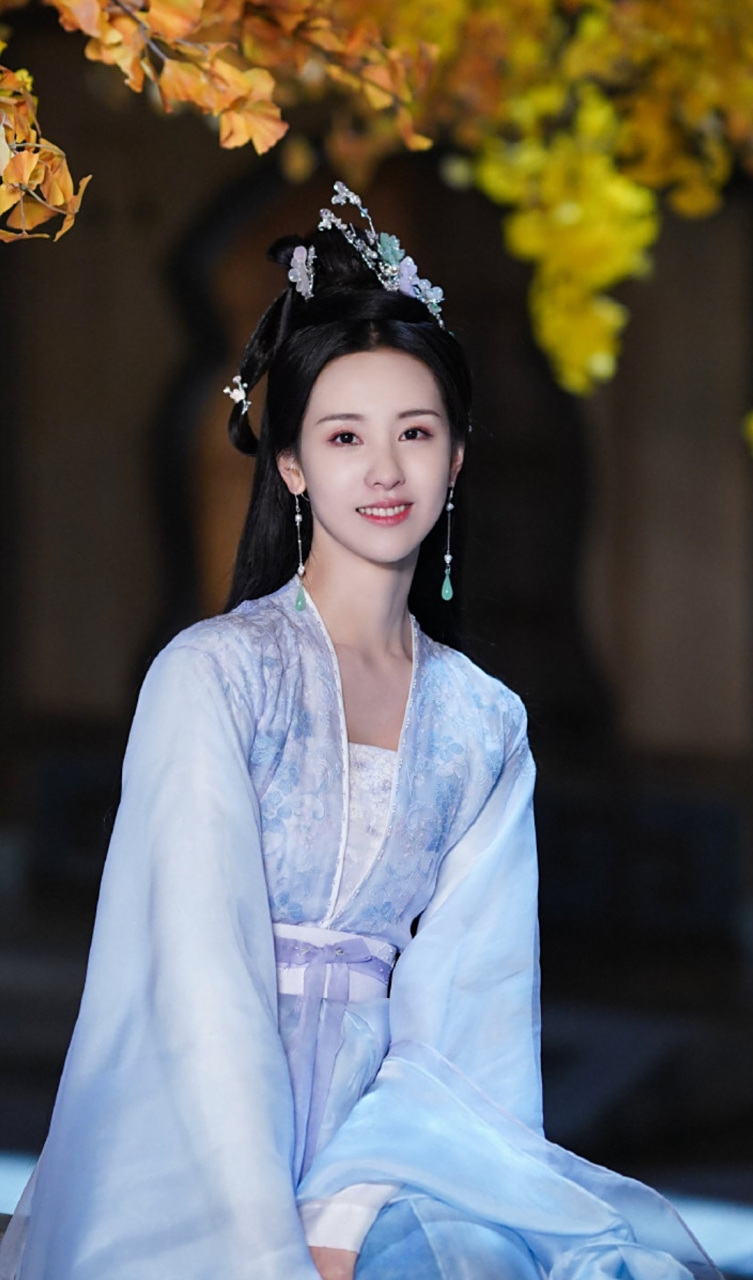 陈都灵饰演的叶冰裳,蓝色戏服剧照仙气十足,清冷恬静的气质是其他女